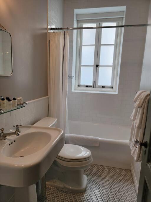 Cozy With Franklin Village View - 30 Day Minimum Appartement