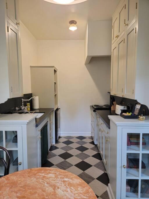 Cozy With Franklin Village View - 30 Day Minimum Appartement *