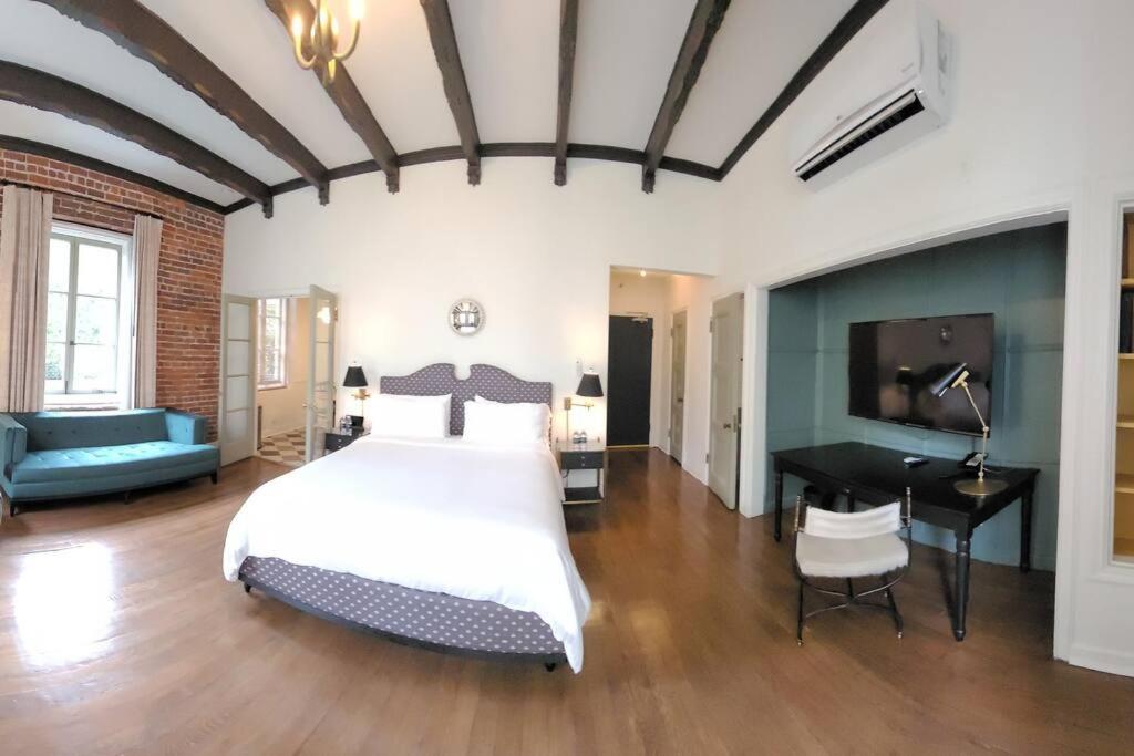 Cozy With Franklin Village View - 30 Day Minimum Appartement *